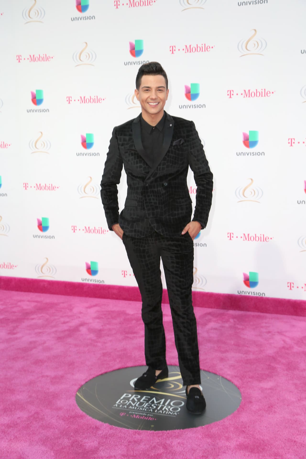 Luis Coronel también se una a la lista de presentadores.