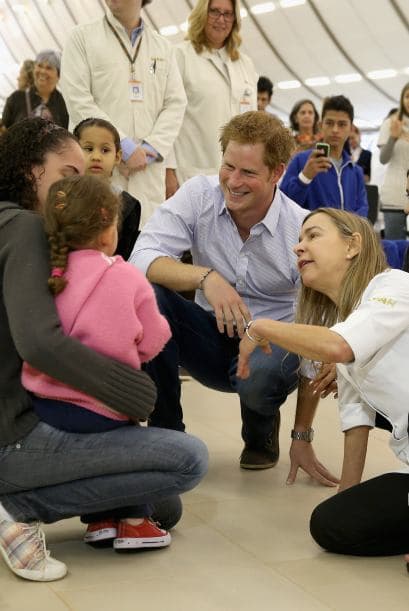 El príncipe compartió con los pacientes. Asimismo, participó de una sesión de terapias en canoas con algunos de ellos