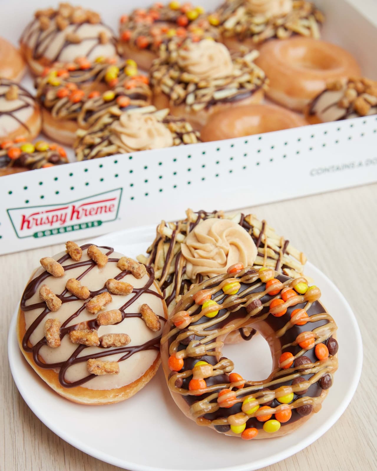 <b><a href="https://www.krispykreme.com/">Krispy Kreme</a></b>. En la década de 1930, Vernon Rudolph compró una receta secreta de donas de levadura y un nombre reservado por derechos de autor (Krispy Kreme) de un chef de Nueva Orleans. Varios años después,
<b><a href="https://krispykreme.ca/about-us/history/">Rudolph comenzó a vender donas en auto en Winston-Salem. Pronto, la demanda de donas creció tanto que Rudolph convirtió su planta de producción en un punto de venta</a></b>. Hoy en día, Krispy Kream es conocido en todo el país por sus sabores y sus letreros luminosos.