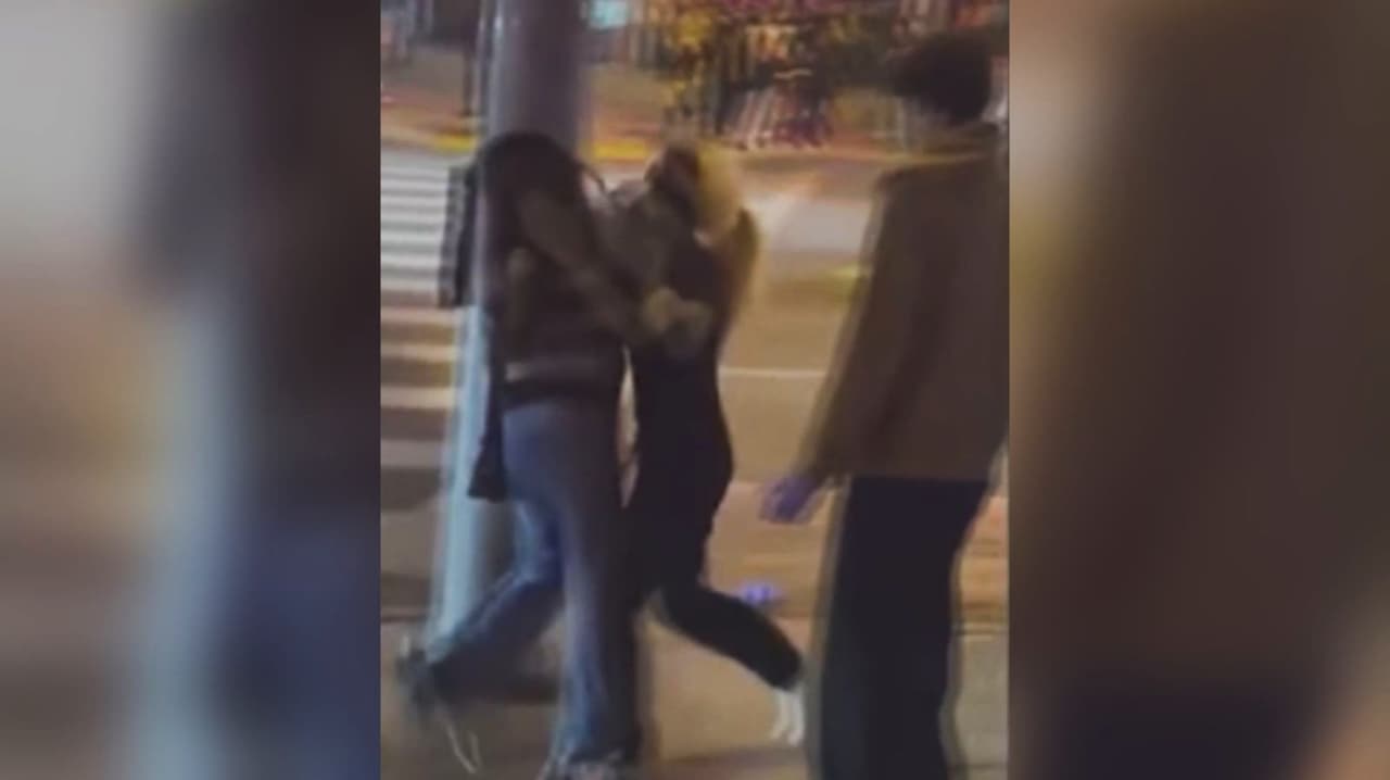 Captan pelea entre vendedoras por presunto control de territorio en West Hollywood