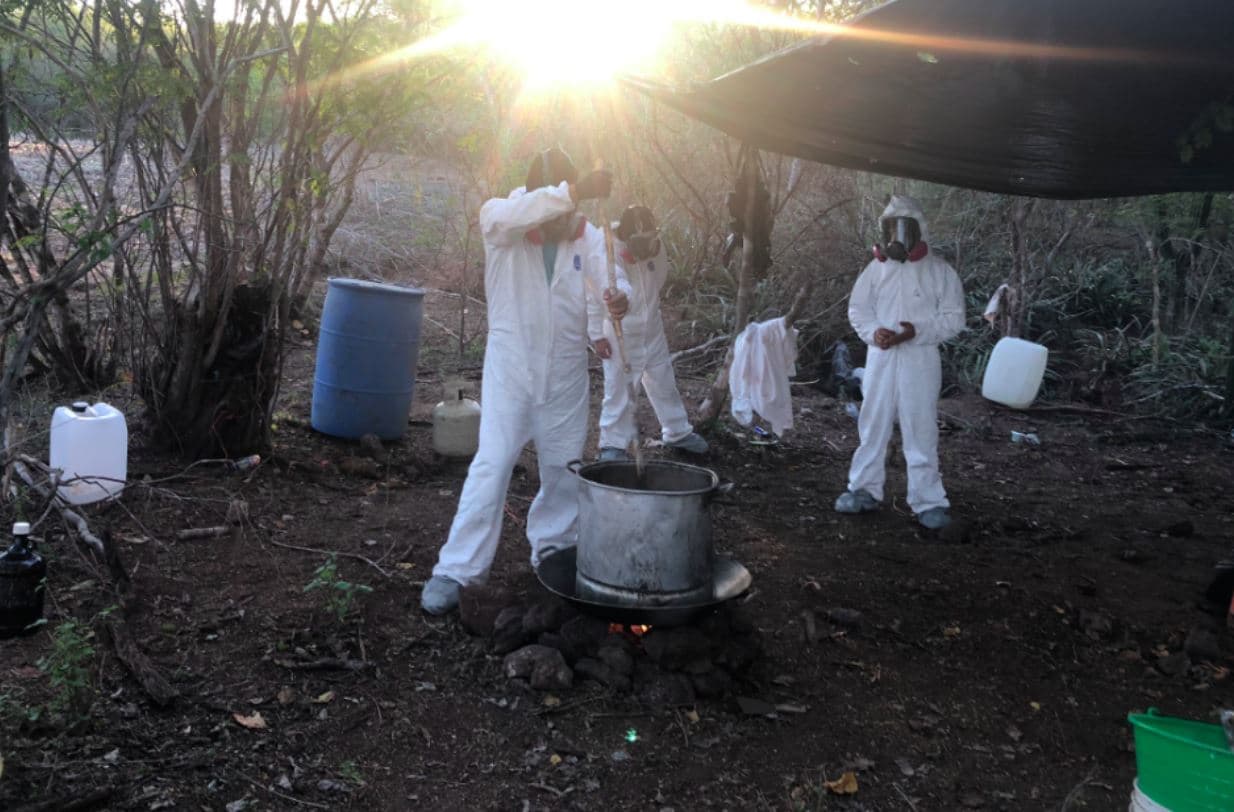 “Han ampliado su empresa con sofisticados laboratorios de fentanilo en Culiacán, México, y han ampliado sus operaciones de transporte utilizando transporte marítimo y aéreo, además de túneles y cruces fronterizos”, agrega la ficha informativa que ofrece recompensas por ellos.