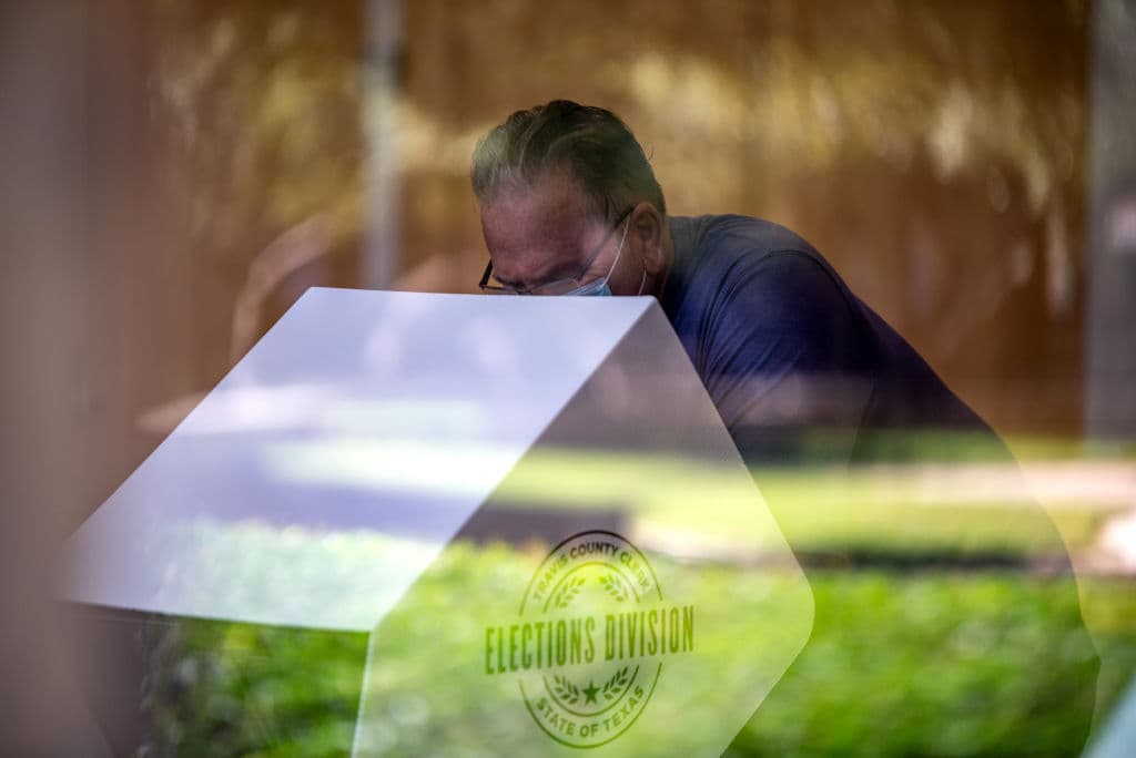 Como votante, 
<a href="https://www.votetexas.gov/es/votacion/como.html" target="_blank">tienes el derecho a recibir una boleta, con instrucciones claras y por escrito</a>, que indiquen cómo debes llenarla. 
<a href="https://www.univision.com/local/san-antonio-kwex/elecciones-estados-unidos-2020/esto-es-lo-que-esta-en-juego-en-la-boleta-para-votar-en-texas-el-proximo-noviembre-3">Aquí te damos una guía para que conozcas cuáles son los puestos que elegirás</a>.