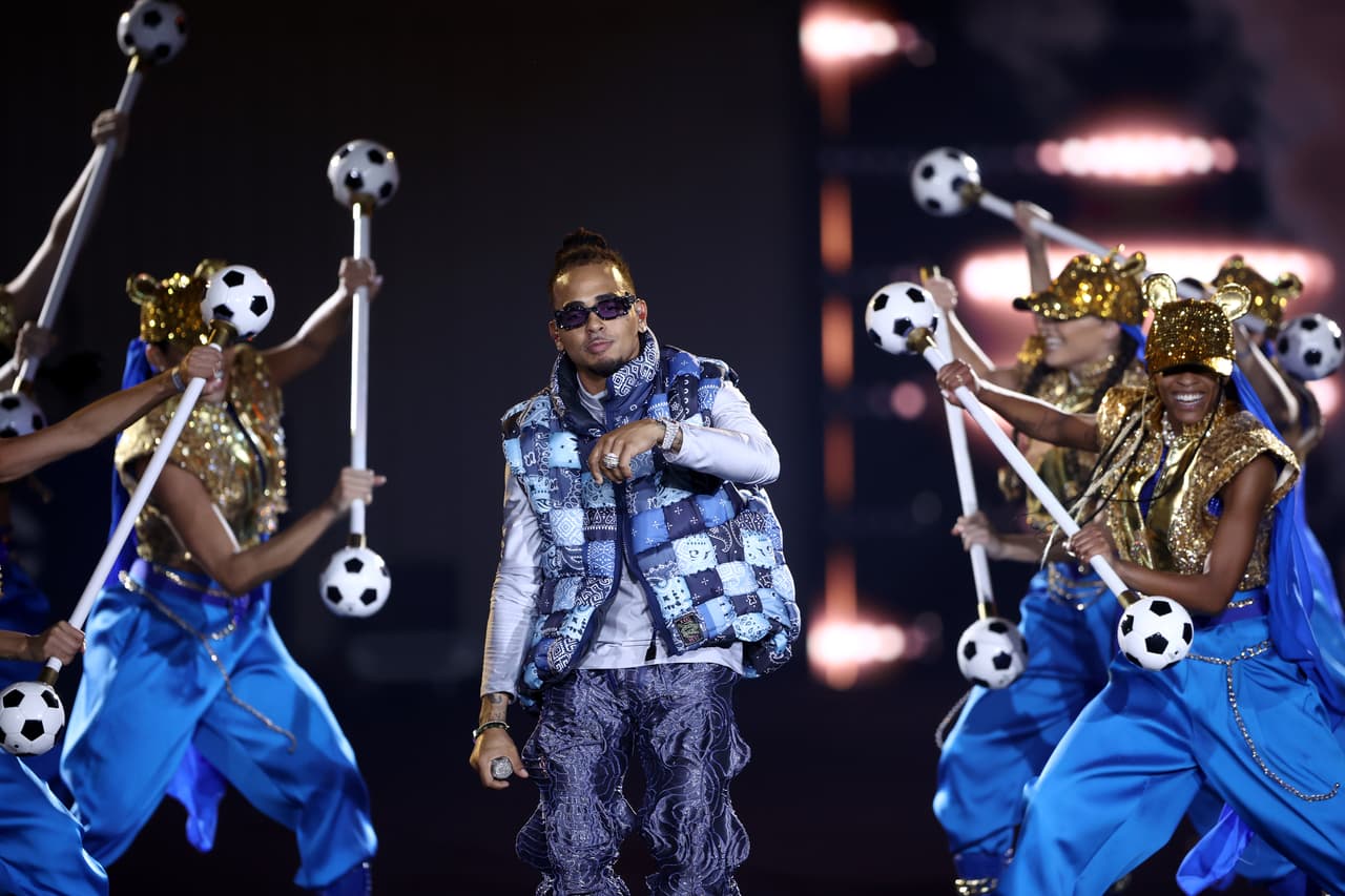 De igual forma, el 
<b><a href="https://www.univision.com/shows/latin-grammy/latin-grammy-2022-momentos-inolvidables" target="_blank">ganador de dos Latin GRAMMY</a></b> también ocupa el puesto número dos del listado Latin Airplay 
<b><a href="https://www.univision.com/famosos/shakira-estrena-monotonia-separacion-pique-video" target="_blank">gracias al éxito de 'Monotonía'</a></b>, sencillo que interpreta junto a la estrella colombiana Shakira.
<br>