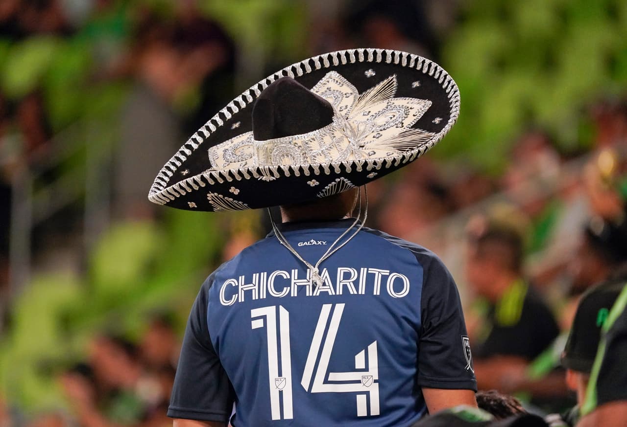 Con 'Chicharitos' en la tribuna y en la cancha.
<br>