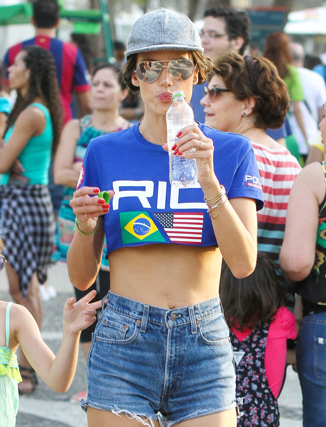 Por eso la diva decidió apoyar a las dos naciones con su playera.