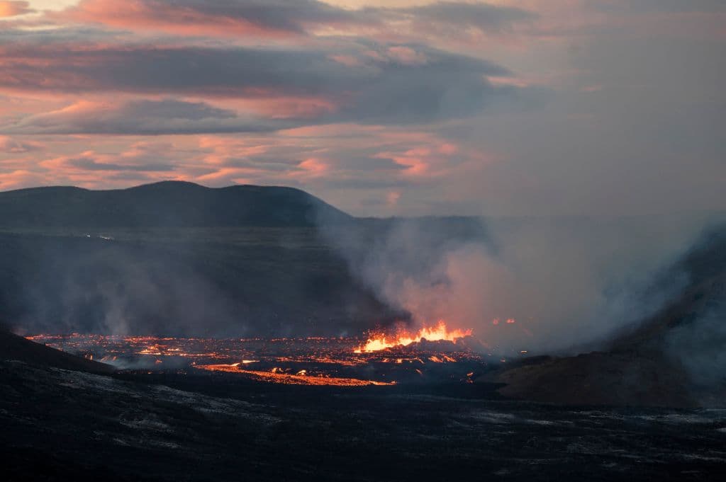 Los gases de las erupciones volcánicas, como el dióxido de azufre, pueden ser peligrosos o incluso mortales. Pero este jueves, Protección Civil indicó que solo los niños pequeños deben mantenerse fuera de la zona de la erupción.