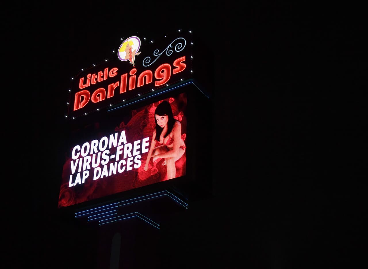 <b>"Bailes íntimos sin coronavirus". </b>Es la frase que se lee en un anuncio de un club de streptease en Las Vegas, Nevada, el 19 de marzo. Según un informe de la agencia Getty Images, este negocio estaría ofreciendo estos servicios según la guía de separación de seis pies recomendada por los Centros para el Control y la Prevención de Enfermedades. El gobernador de este estado, Steve Sisolak, había recomendado el cierre de por 30 días de los negocios no esenciales. Este club también planea realizar un espectáculo de lucha libre en desinfectante para manos.
<br>