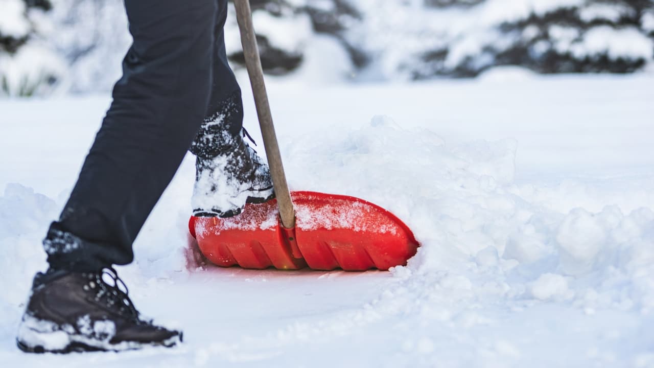Hallan cuerpo enterrado bajo la nieve tras ventisca récord en Long Island