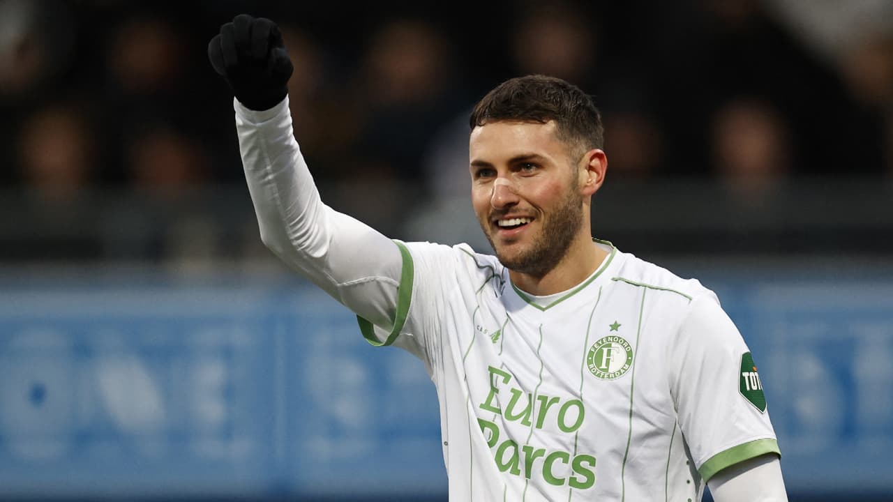 Técnico del Feyenoord se resigna a vender a Santiago Giménez