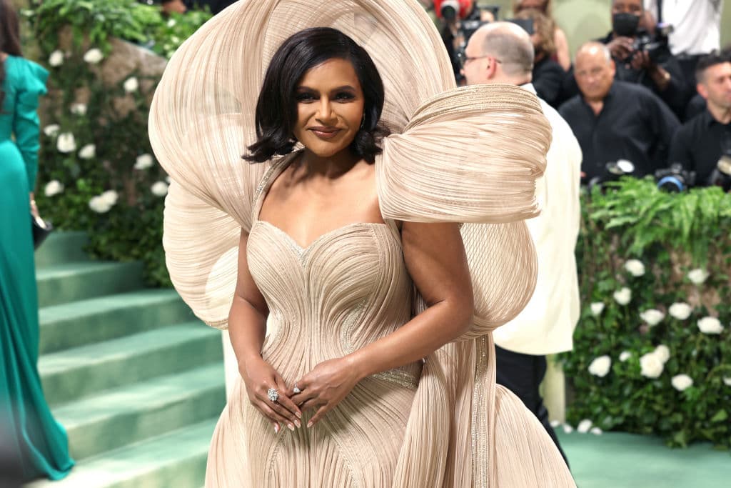 Mindy Kaling, actriz y escritora famosa por 
<i>The Office</i> y
<i> Legally Blonde 3</i>, presentará la convención el miércoles. Su participación aporta un toque de humor y frescura al evento.