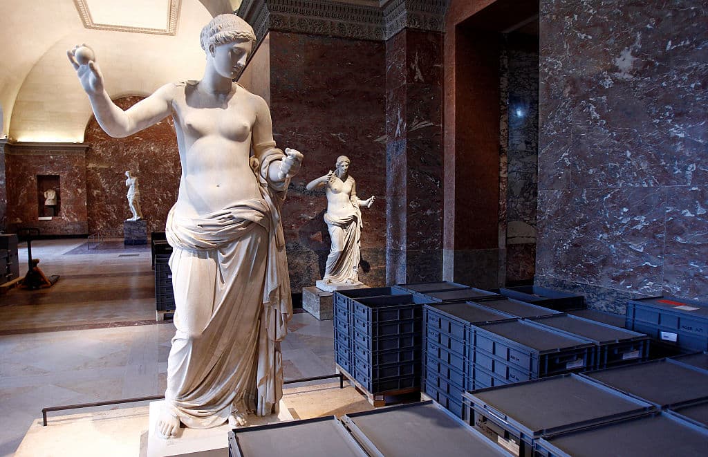 Varias obras del museo parisino han sido envueltas en plástico