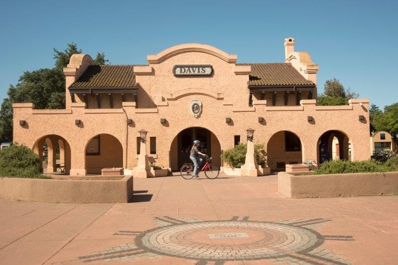 <b>Davis</b>, en el condado de Yolo, se ubica en el lugar 33.
<br>
<br>
<b>Población:</b> 68,540
<br>
<b>Salario promedio: </b>$63,071
<br>
<b>Tasa de crimen violento: </b>1.37 por cada mil habitantes
<br>
<b>Tasa de crimen a la propiedad: </b>23.62 por cada mil habitantes
<br>