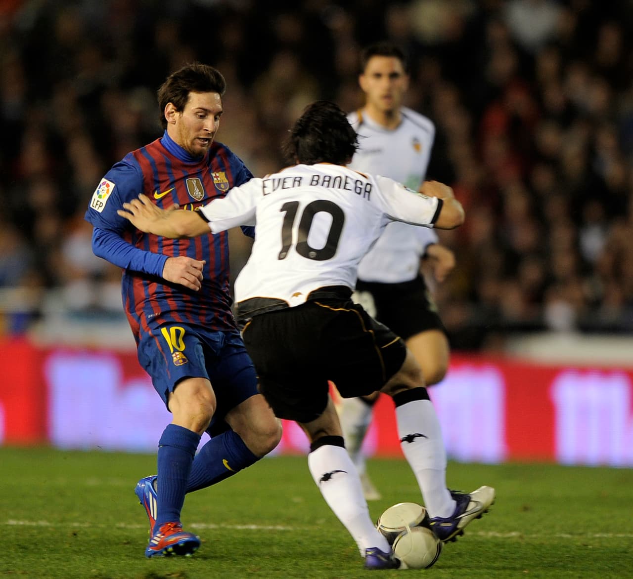 También con Valencia, el argentino Ever Banega enfrentó a su compatriota en varias oportunidades en duelos en los que ambos dejaron todo en la cancha.