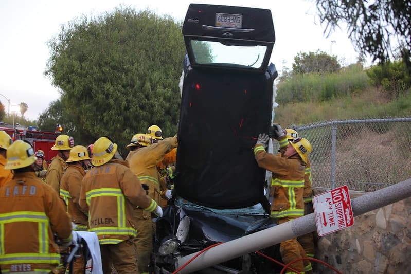 Dos persons se encontraban dentro del vehículo. Una de ellas tuvo que ser extraida y transportada a un hospital local en condición crítica.
