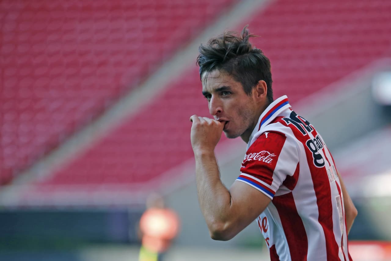 Isaac Brizuela de Chivas celebra gol.
