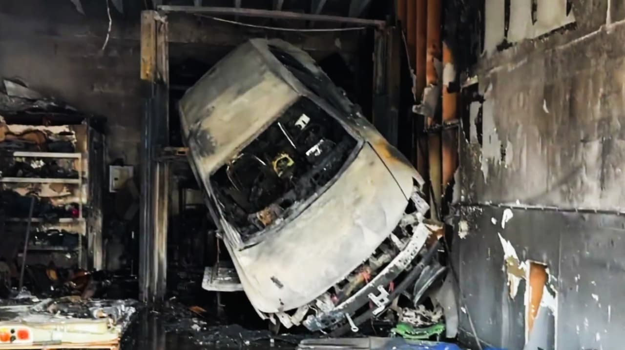 Incendio destruye pequeño negocio de reparación de autos en Hialeah Gardens