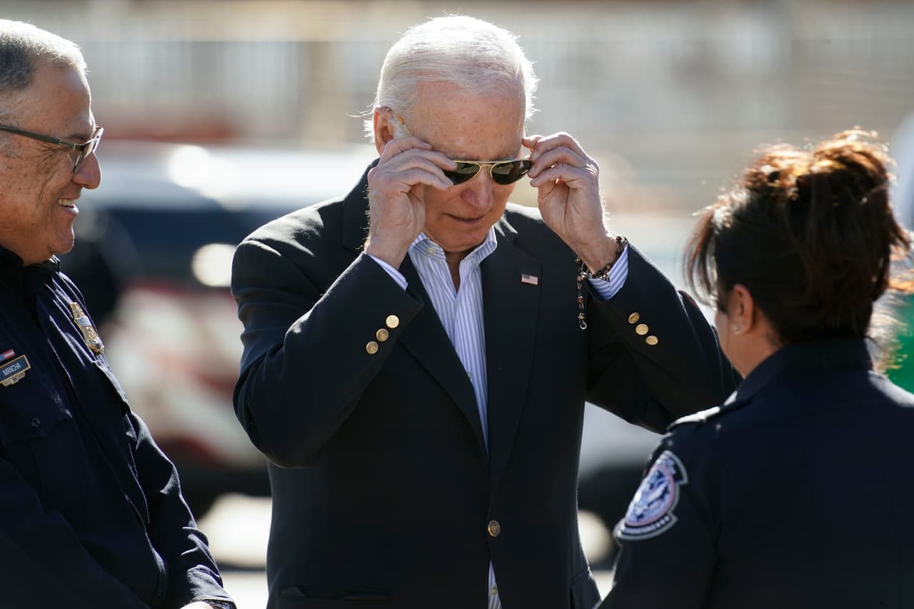 El anuncio de Biden sobre seguridad fronteriza y su visita a la frontera tienen como objetivo, en parte, mitigar el impacto de las próximas investigaciones sobre inmigración prometidas 
<a href="https://www.univision.com/noticias/politica/kevin-mccarthy-presidente-camara-baja-lider-debilitado-o-sobreviviente-envalentonado" target="_blank">por la mayoría republicana en la Cámara de Representantes</a>. Pero cualquier solución duradera requerirá la acción de un Congreso profundamente dividido, donde los múltiples esfuerzos para promulgar cambios radicales han fracasado en los últimos años.