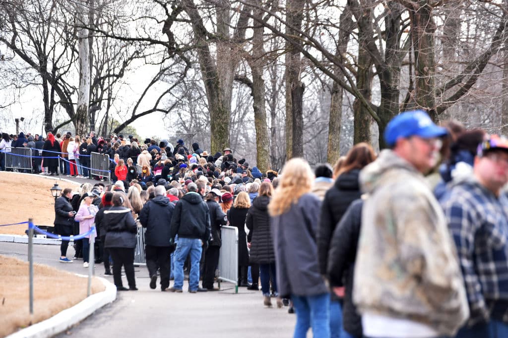 Así lucía la fila para entrar a la ceremonia. De acuerdo con la agencia AP, hubo más de 1,000 asistentes.