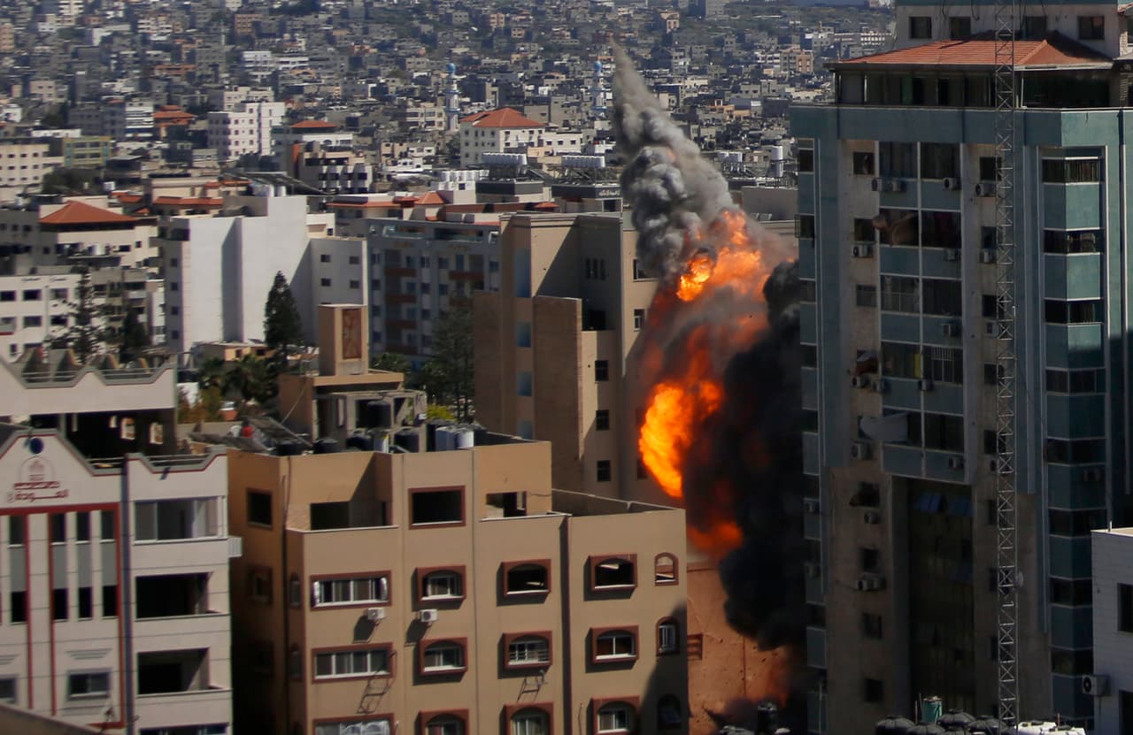 Un ataque aéreo israelí el sábado por la tarde destruyó un edificio de 12 pisos que albergaba las oficinas de The Associated Press, la emisora Al-Jazeera y otros medios de comunicación en Gaza. El bombardeo interrumpió temporalmente la cobertura internacional del conflicto en curso.