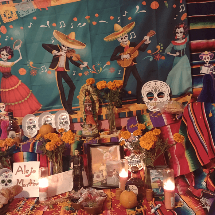 "Es para recordarles a nuestras familias que ya no están que por siempre están presentes en nuestro corazón y con mucho cariño los esperamos su presencia en nuestra ofrenda".