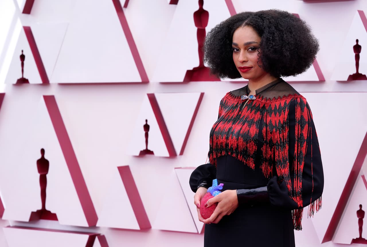 Celeste Waite, nominada en Mejor canción por ‘Hear My Voice’ de la película ‘The Trial of the Chicago 7’, desfiló por la alfombra roja con el corazón en la mano.