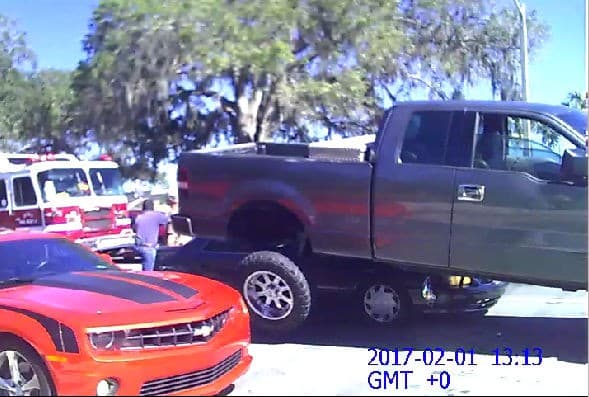 Aplasta un Camry con su F-150 para defender a su familia del ataque de un loco al volante