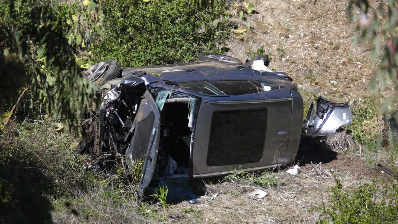Imágenes aéreas del carro destruido de Tiger Woods tras el accidente