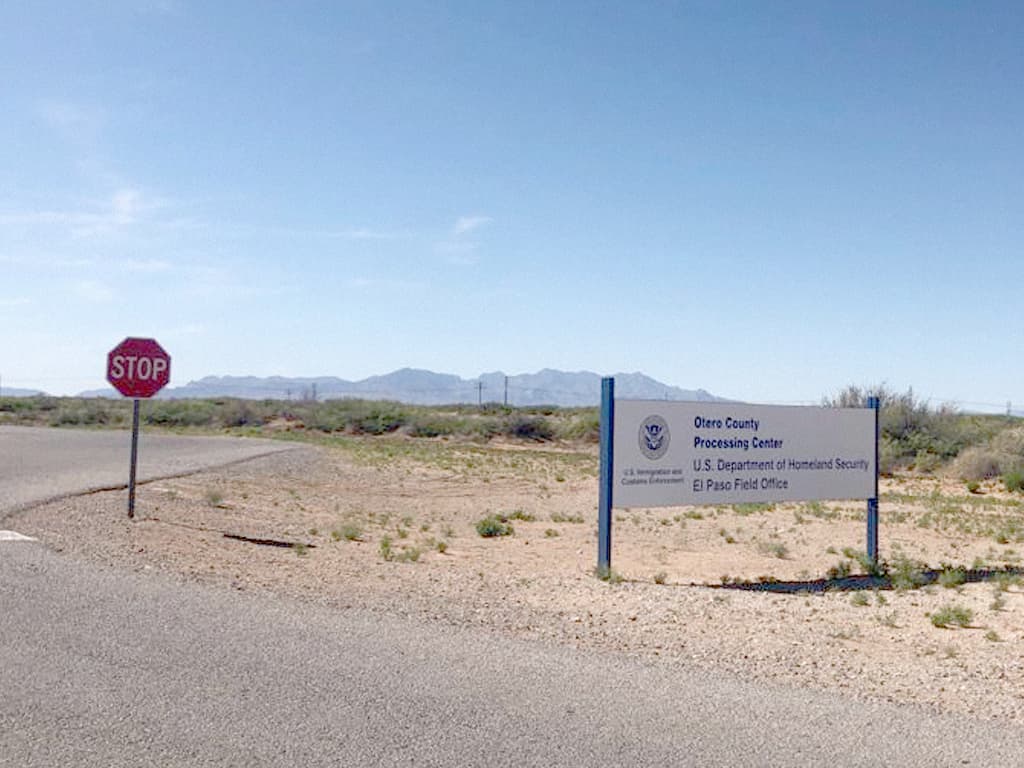 La entrada al centro de procesamiento del condado de Otero, donde están recluidos Jesús Lorenzo Ávila (aún en aislamiento) y Gustavo Rodríguez Quintanilla.