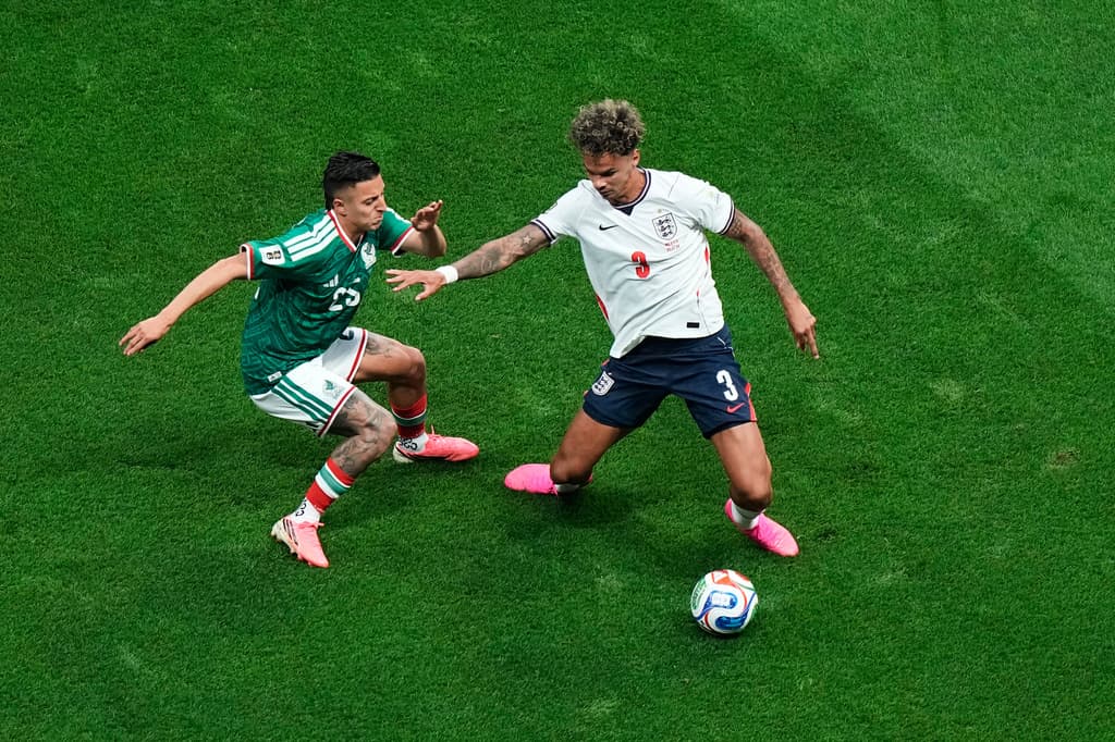 Nico O'Reilly de Inglaterra pelea el balón contra Roberto Alvarado en el medio campo.