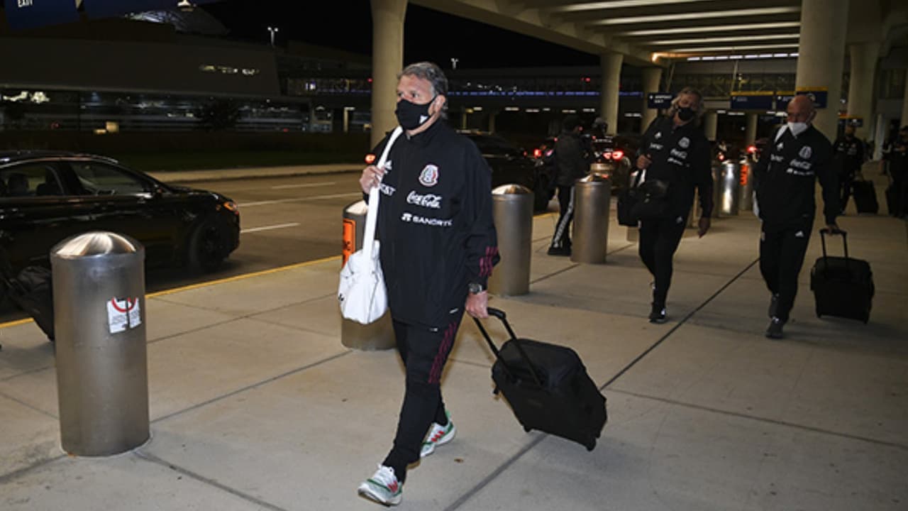 Gerardo Martino en su llegada a Indianápolis para el enfrentamiento de México ante Estados Unidos en Cincinnati.