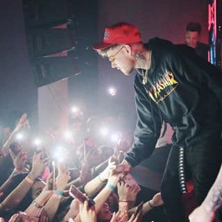 <b>6. Una anécdota: </b>"Cuando grabamos el video
<b>,</b> el humo de colores que se usó me hizo llorar, por eso use gafas, para poderlo terminar".