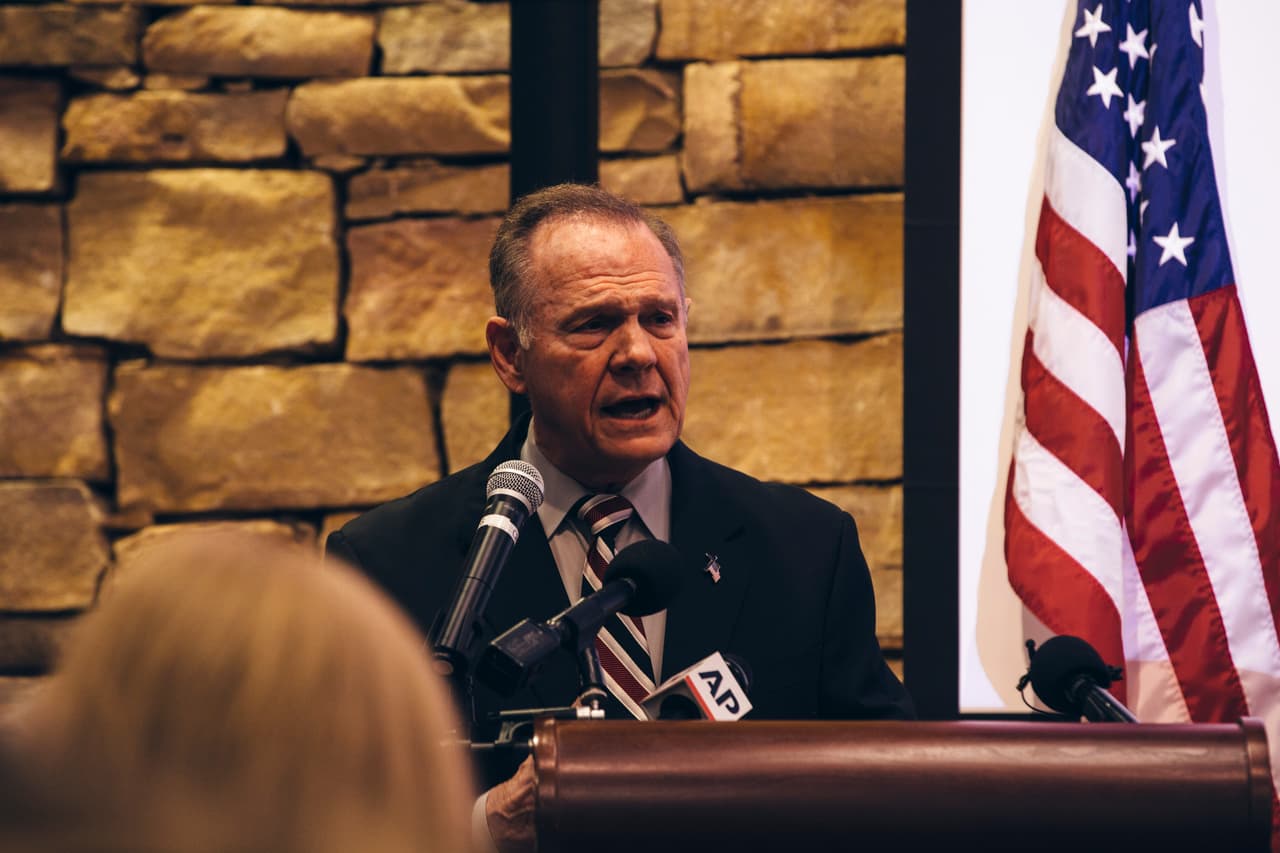 Todas las miradas puestas sobre si Trump hundirá o salvará a Moore como candidato por Alabama