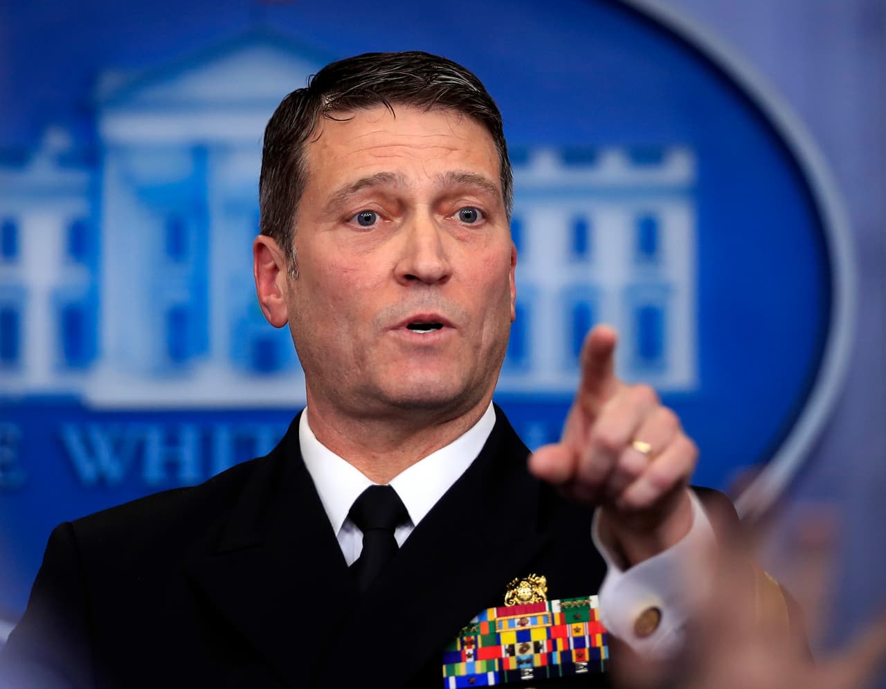 El candidato de Trump para dirigir el Departamento de Asuntos para Veteranos se retira tras acusaciones de mala conducta profesional