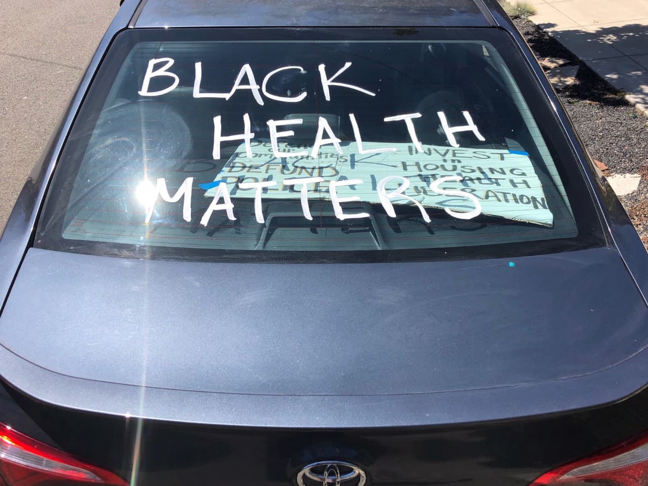 Un vehículo aparcado en Oakland (California), durante las primeras semanas de las protestas Black Lives Matter.