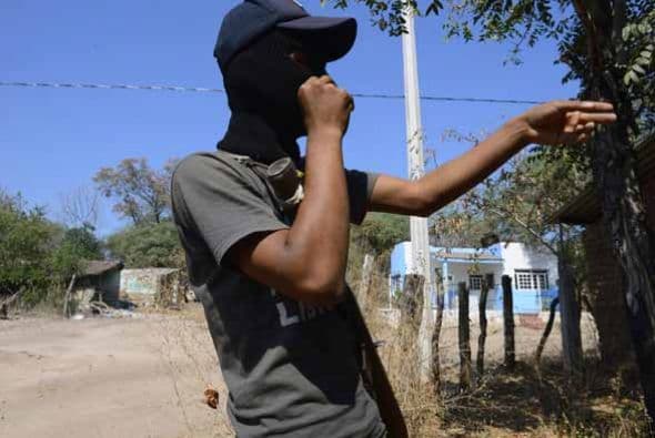 La violencia no da tregua en Michoacán en donde comunidades enteras se han sumado a la lucha. A continuación les presentamos imágenes de los grupos armados de autodefensa en Michoacán conformados por pobladores de la comunidad La Nopalera.