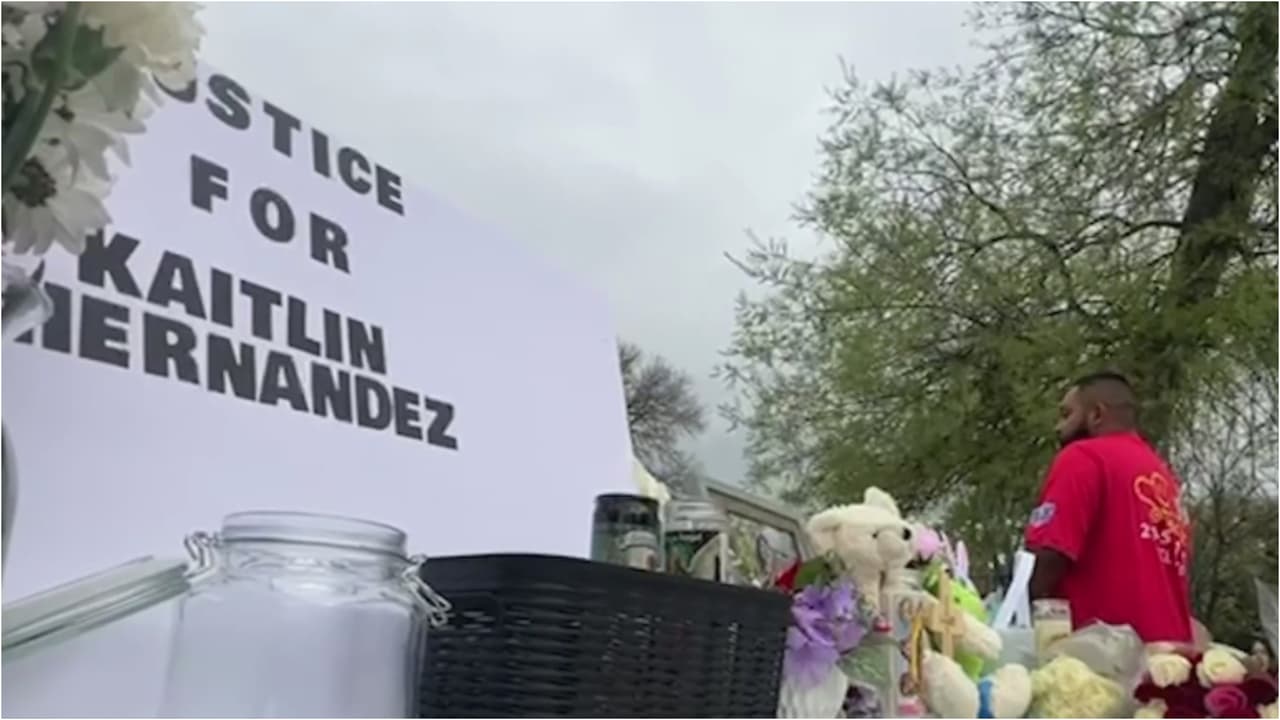 Este viernes se llevó a cabo una vigilia en honor a la joven de 17 años Kaitlin Hernández, cuyo cuerpo fue hallado sin vida en un arroyo. En el evento, la familia pidió justicia y exige a las autoridades atrapar al sospechoso del asesinato.