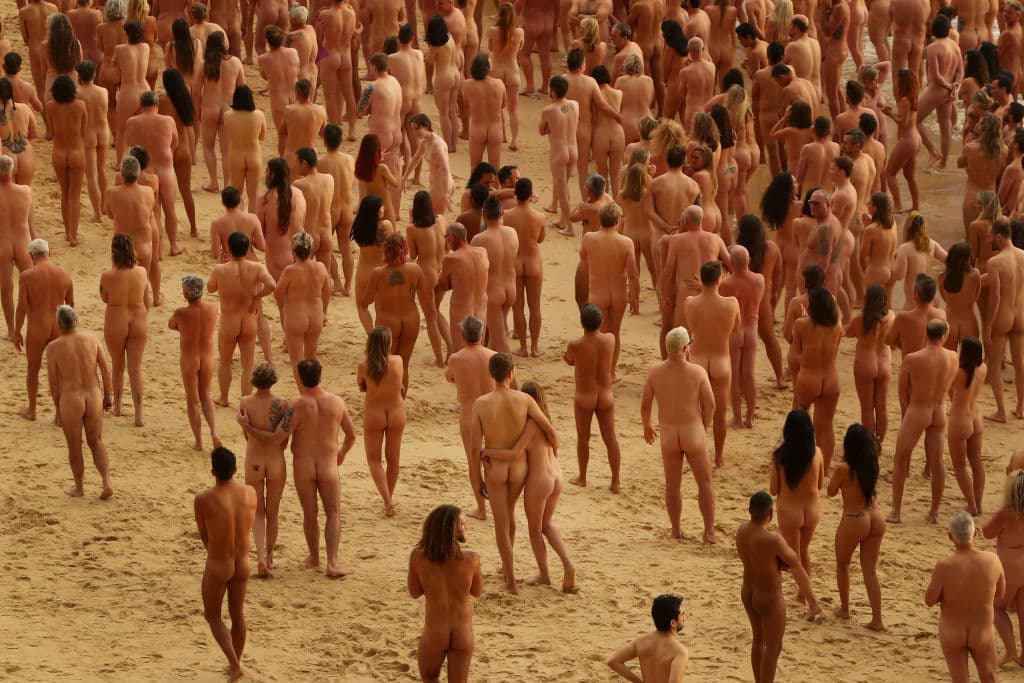 Personas de todas las razas y edades se dieron cita en la famosa playa Bondi para ser parte de este nuevo proyecto del fotógrafo.