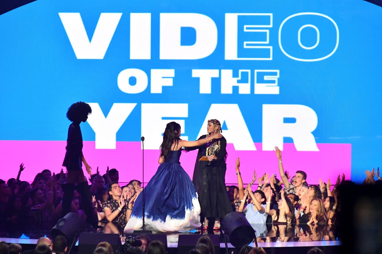 Ella se llevó el premio de
<b>'Video del Año'</b>, uno de los más importantes, y
<b>Madonna</b> fue la encargada de entregarlo.