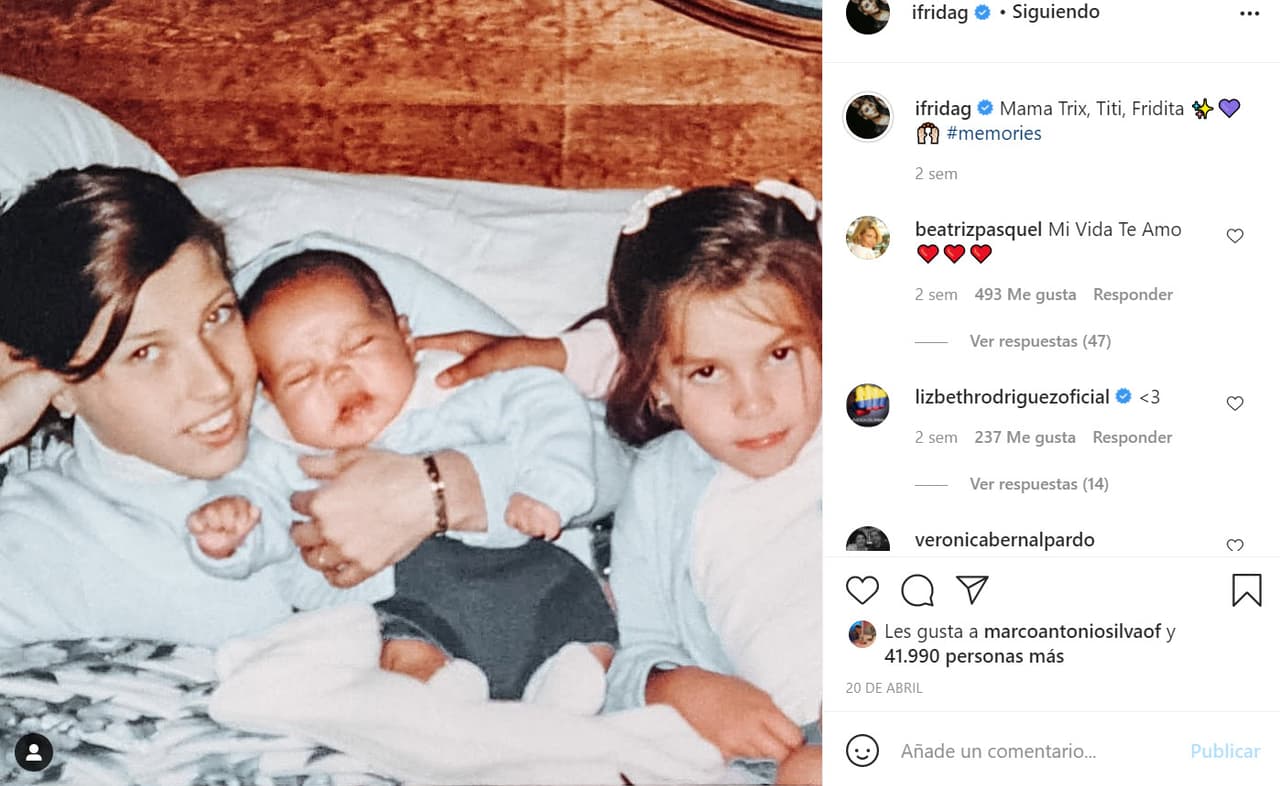 Una de esas imágenes la replicó Frida Sofía. En la imagen está ella de niña junto a Beatriz Pasquel y uno de sus hijos. 
<b><a href="https://www.instagram.com/p/CN5pzBIszXQ/" target="_blank">"Mamá 'Trix', 'Titi', 'Fridita'"</a></b>, escribió. 
<br>