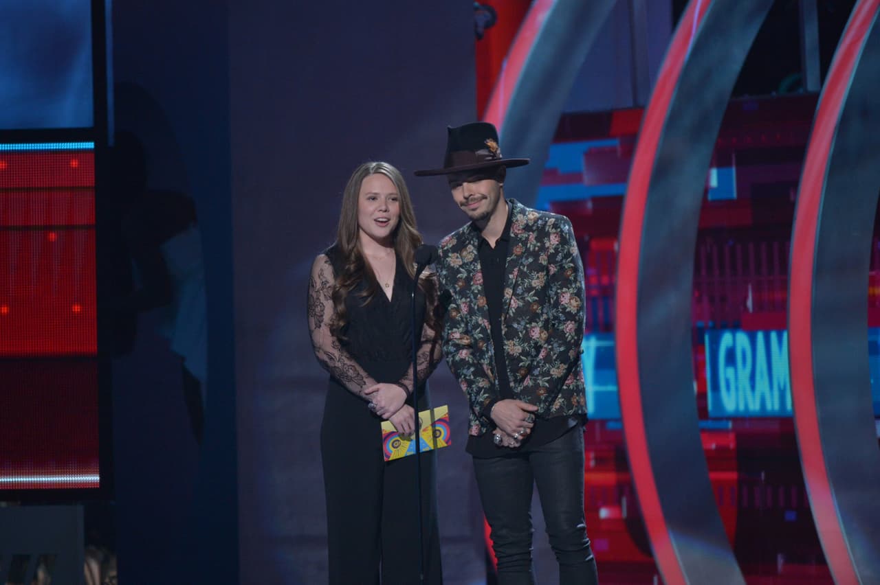 Los hermanos Jesse & Joy presentaron el galardón a Mejor Nuevo Artista.