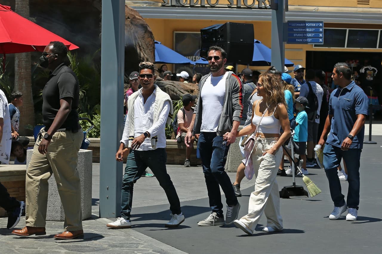 Aunque ni ella ni él han confirmado un romance, las 
<b><a href="https://www.univision.com/famosos/jlo-y-ben-affleck-besandose-fotos" target="_blank">muestras de cariño públicas</a></b> son suficientes para que algunos asuman que la pareja retomó su historia de amor. 
<br>