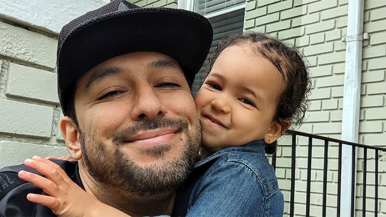 Niña de 2 años es hallada sin vida en un hotel al lado de su madre, que queda bajo arresto