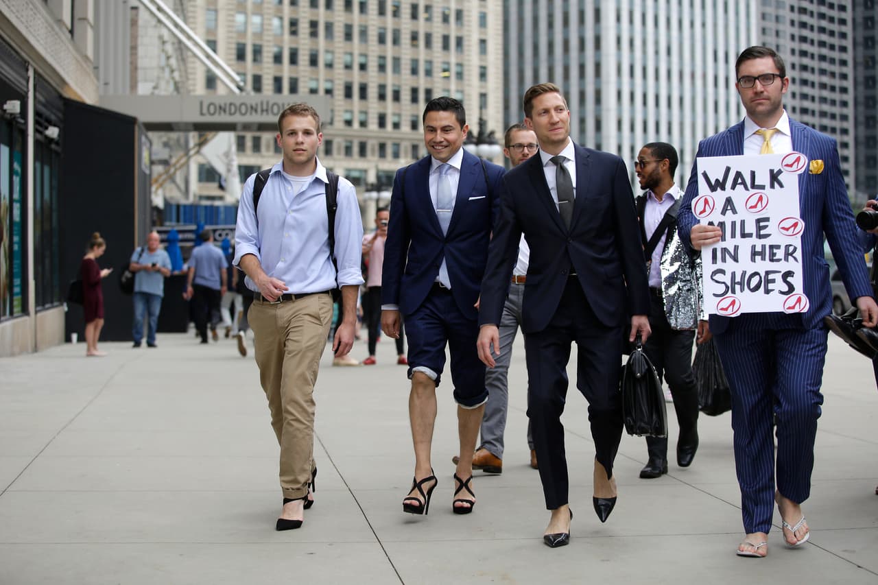 "Camina una milla en los zapatos de ellas" fue uno de los lemas de este grupo de jóvenes abogados.