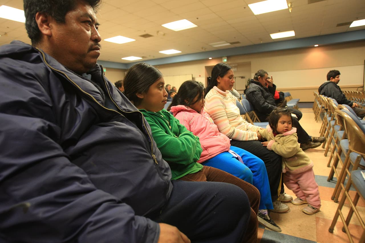 Es muy importante que los padres tengan listo un plan de emergencia con respecto a sus hijos, para que estos no se vayan a quedar solos, en caso de que sus padres sean llevados a un centro de detención o deportados.