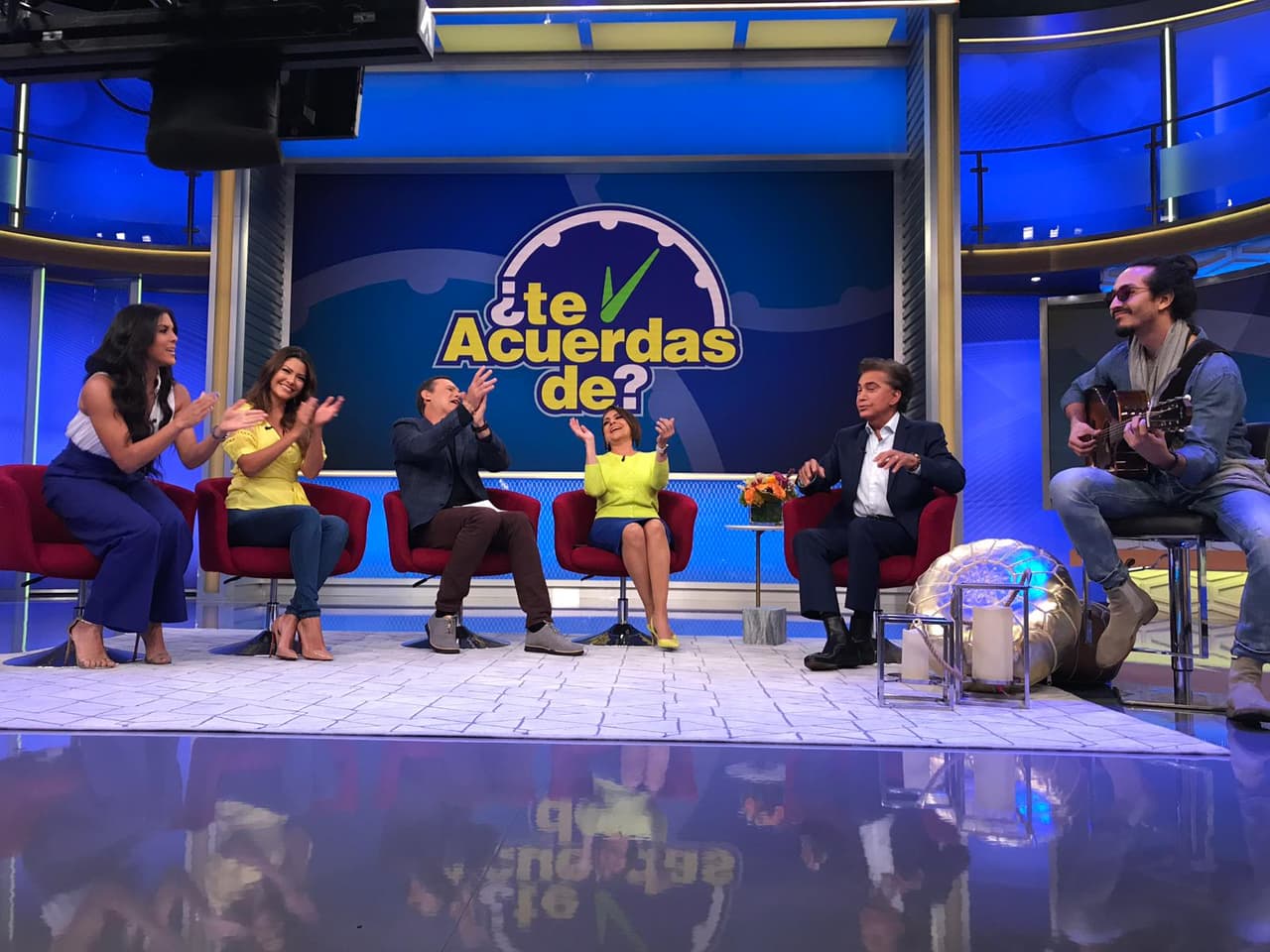 José Luis Rodríguez se divirtió con los conductores de Despierta América y hasta coreó algunos de sus temas con ellos.