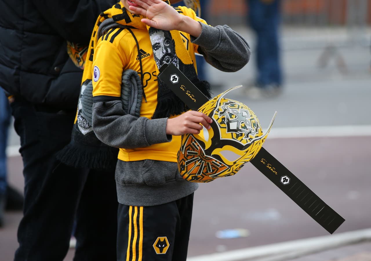 Después de la visita de Sin Cara a Raúl Jiménez, este viernes, los fanáticos de los Wolves llegaron al Molineux este sábado con máscaras del luchador y prendas típicas mexicanas que montaron un colorido ambiente para enfrentar al Fulham en la Premier League.