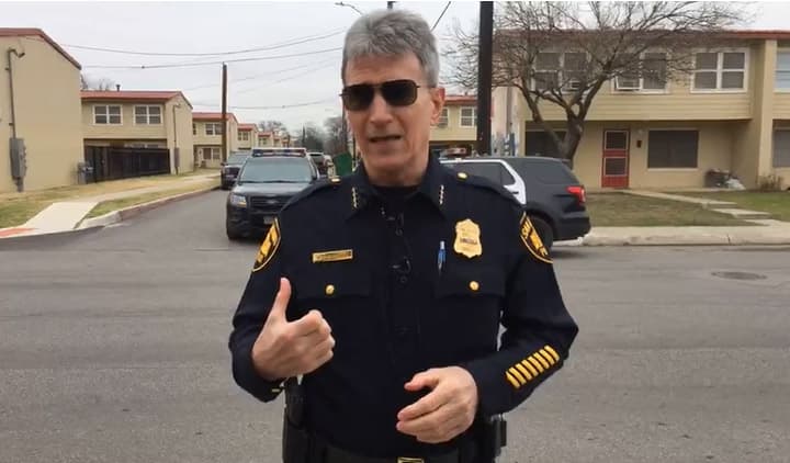 Una bala perdida perfora la ventana de una casa e impacta en la cabeza de joven de 14 años en Texas