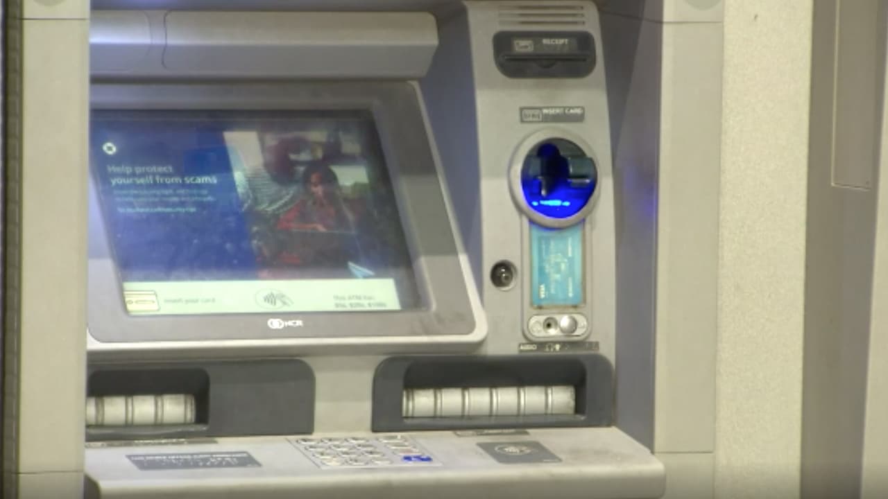 Un oficial fuera de servicio escuchó un disparo proveniente de un estacionamiento, pero al llegar solo vio al sospechoso huyendo y a la mujer en el suelo.