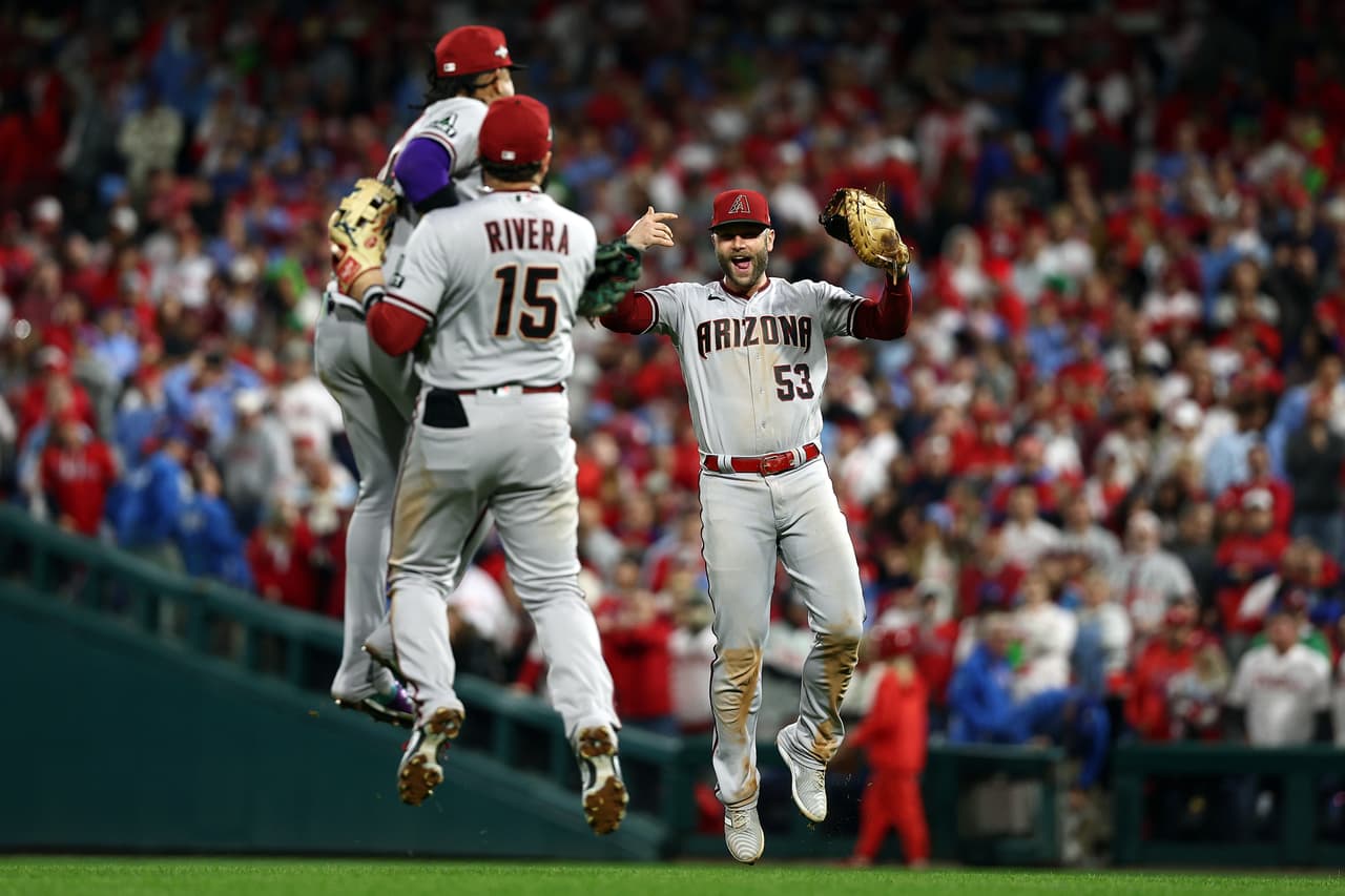 El equipo de Arizona Diamondbacks venció 4 carreras a 2 a los Philadelphia Phillies en su casa y se llevaron el banderín de la Liga Nacional.