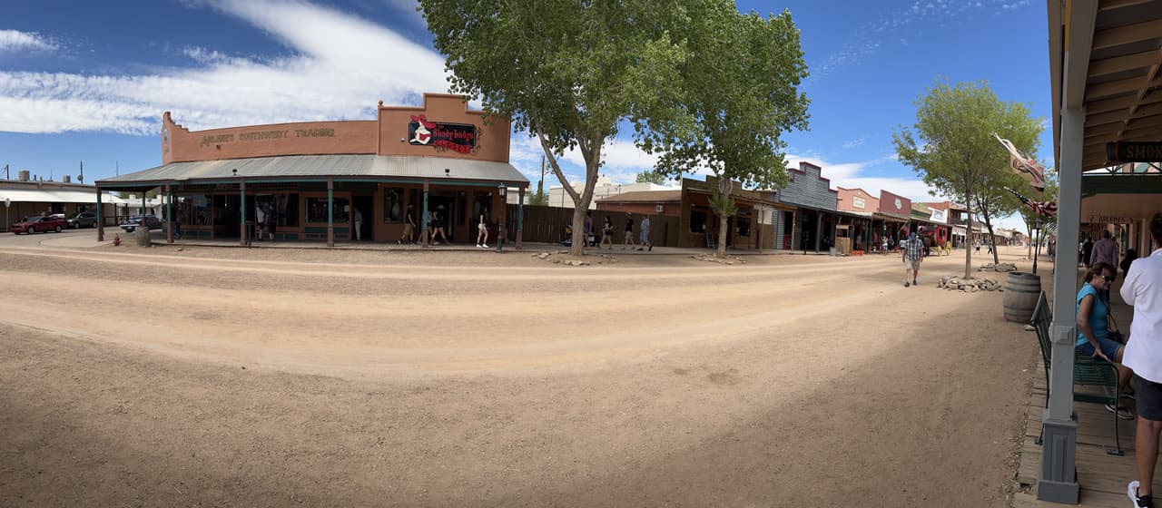 Panorámica de la calle principal de Tombstone, hay restaurantes, tiendas de ropa, pistolas, etc.